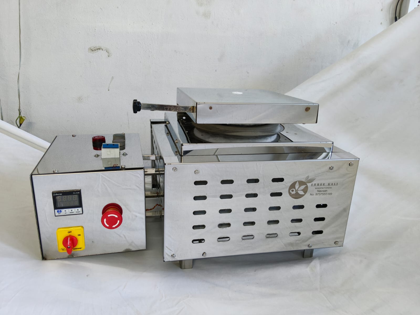 Shree Kali furnace centered product view with lid closed